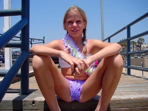 Lesbian finds random girls ass
