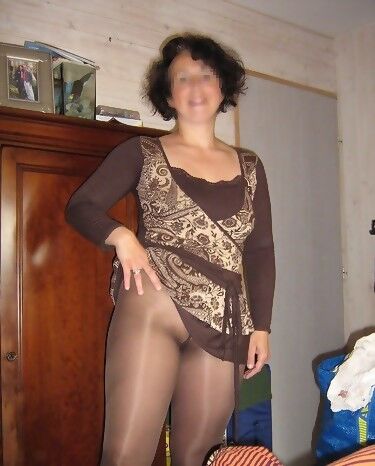 Free porn pics of Dame in beiger Glanzstrumpfhose (shiny pantyhose, shaved) 3 of 7 pics