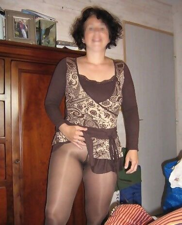 Free porn pics of Dame in beiger Glanzstrumpfhose (shiny pantyhose, shaved) 6 of 7 pics