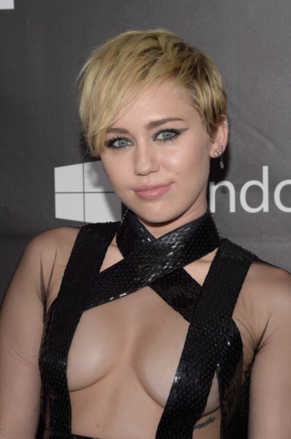 Free porn pics of Miley Cyrus at amFAR Gala 7 of 9 pics