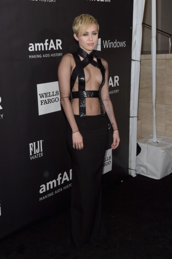 Free porn pics of Miley Cyrus at amFAR Gala 3 of 9 pics